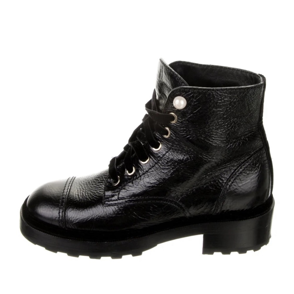 2021 Interlocking CC Logo Combat Boots faux pearl size 7